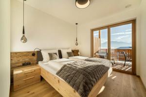 A bed or beds in a room at Apt Zirbe - Nockerhof