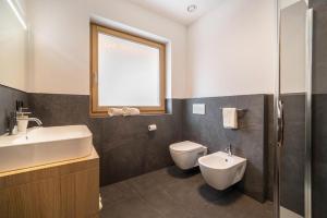 A bathroom at Apt Zirbe - Nockerhof Még 20 kép