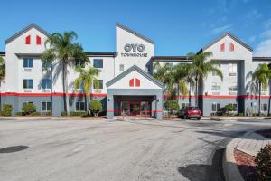 OYO Townhouse Orlando West