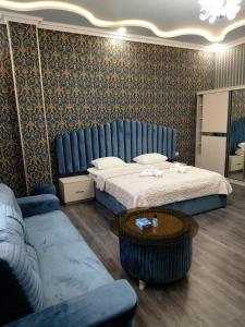 1 dormitorio con cama, sofá y mesa en Hotel Felisa Gyumri, en Gyumri