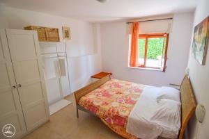 une petite chambre avec un lit et une fenêtre dans l'établissement Casa Vacanze Casa Barbara, à Finale Ligure