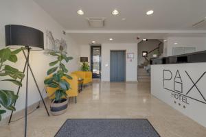 Ο χώρος του λόμπι ή της ρεσεψιόν στο Hotel Pax