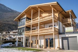 una grande casa con una montagna sullo sfondo di Apt Lärche - Nockerhof ad Andriano