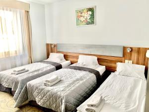 Postel nebo postele na pokoji v ubytování Hotel Komfort