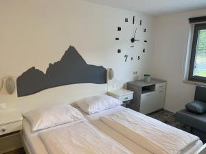 Łóżko lub łóżka w pokoju w obiekcie Apartments Margarethenbad