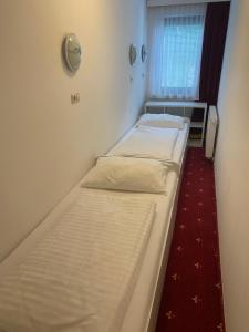 Łóżko lub łóżka w pokoju w obiekcie Apartments Margarethenbad