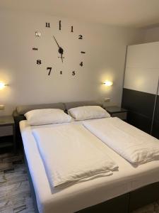 Łóżko lub łóżka w pokoju w obiekcie Apartments Margarethenbad