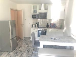 Kuchnia lub aneks kuchenny w obiekcie Apartments Margarethenbad