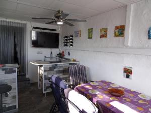 A television and/or entertainment centre at Rickaty Lodge Bed and Breakfast, Airport Hotel, Hotel de aeropuerto, Las Palmas Airport, Gran Canaria Airport, LPA, Spain