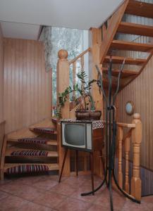 una tv in una stanza con una scala di Klaara-Manni Holiday Center a Tori
