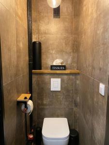 a small bathroom with a toilet and a shelf at Magnifique appartement pied des pistes in Métabief