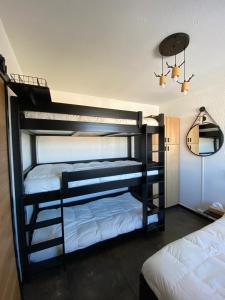 two sets of bunk beds in a room at Magnifique appartement pied des pistes in Métabief