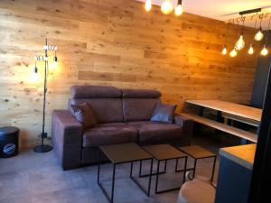 a living room with a couch and a table at Magnifique appartement pied des pistes in Métabief