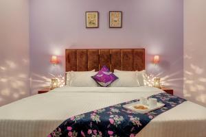 een slaapkamer met een bed met een dienblad met eten erop bij Hotel Sethi Legacy in Haridwār