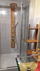 La salle de bains est pourvue d'une douche et d'un lavabo. dans l'établissement Le Mas Des Cigales, à Nîmes