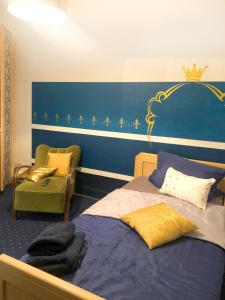 a bedroom with a bed and a chair and avisor at Königssuite in Bremen