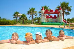 grupa dzieci leżących w basenie w obiekcie Sweety Club Solimar Emerald ALL INCLUSIVE w Adelianos Kampos