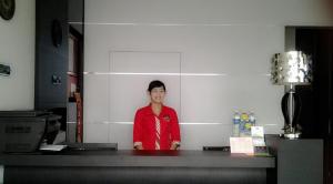 eine Person, die in einem Spiegel in einem Zimmer steht in der Unterkunft My Dream Hotel in Kampong Ayer