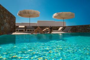 A piscina localizada em Mykonos Riviera Hotel & Spa, a member of Small Luxury Hotels of the World ou nos arredores