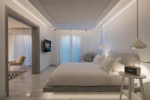 Cama ou camas em um quarto em Mykonos Riviera Hotel & Spa, a member of Small Luxury Hotels of the World