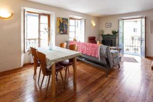 een woonkamer met een tafel en een bank bij Sunny 1-Bed apartment in lovely mountain village in La Brigue