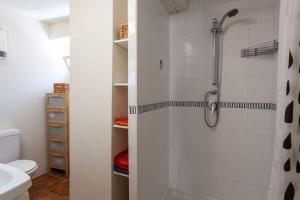 Sunny 1-Bed apartment in lovely mountain village tesisinde bir banyo