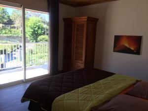 1 dormitorio con cama y ventana grande en Madeleine Rose en Cilaos
