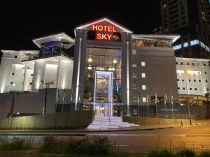 een hotel met een bord dat hotelverblijf 's nachts leest bij Hotel Sky, Sandton in Johannesburg