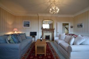 Una sala de estar con dos sofás y una chimenea. en Whitefriars, Rye - central location with parking for 3 cars - large family home, en Rye