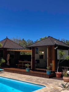 Bazén v ubytování Lotus Garden - Île de la Réunion nebo v jeho okolí