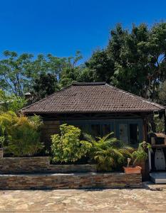 una pequeña casa con techo marrón en Lotus Garden - Île de la Réunion en Ravine des Cabris