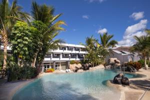 ein großer Pool vor einem Hotel in der Unterkunft R2 Romantic Fantasia Suites - Adults Only in Tarajalejo