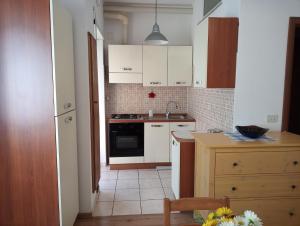 Köök või kööginurk majutusasutuses Gilda Vacanze Metro Battistini