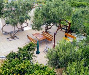 una vista sul parco con panchine e parco giochi di Studio Manora Sucuraj a Sućuraj (San Giorgio)
