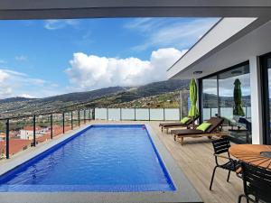 einen Pool auf dem Balkon eines Hauses in der Unterkunft Casa Allegra by LovelyStay in Arco da Calheta