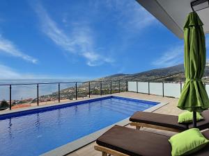 einen Pool mit Meerblick in der Unterkunft Casa Allegra by LovelyStay in Arco da Calheta