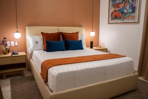 Un pat sau paturi într-o cameră la Hotel Roma 191