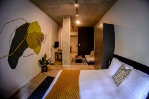ein Schlafzimmer mit einem Bett in einem Zimmer mit in der Unterkunft BlackBrick Sandton One in Johannesburg + 51 Fotos