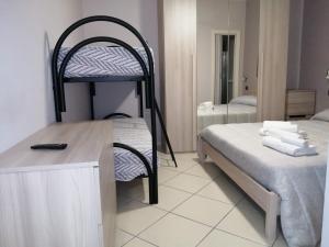 Säng eller sängar i ett rum på Monolocale del Marinaio 150 mt spiaggia Marangi