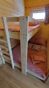 Letto o letti in una camera di Ośrodek Wypoczynkowy IGOR nad Jeziorem Żywieckim