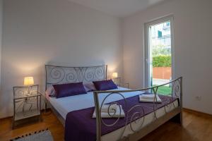 een slaapkamer met een bed en een groot raam bij Villa Dada i Dida in Milna +161 foto's