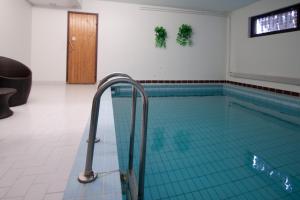 a swimming pool with a glass floor in a building at Hotelli Jussan Tupa in Enontekiö