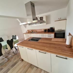 Кухня или мини-кухня в Gästezimmer Treuen - Bed & Breakfast
