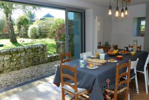 a dining room with a table with food on it at Belle longère en campagne à Larmor Baden in Larmor-Baden