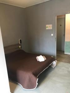 1 dormitorio con 1 cama en una habitación en Le Sporting, en Le Mans