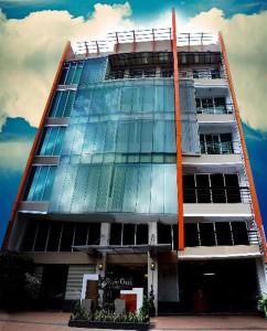 um edifício alto com muitas janelas em Silver Oaks Suites & Hotel em Manilla