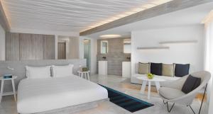 Cama ou camas em um quarto em Mykonos Riviera Hotel & Spa, a member of Small Luxury Hotels of the World