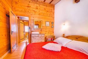 Ein Bett oder Betten in einem Zimmer der Unterkunft Chant du Coq - Chalet - BO Immobilier