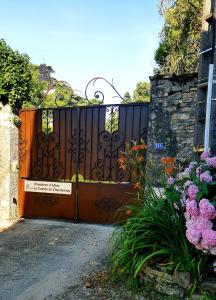 una puerta a una casa con flores púrpuras en La Cadole de Chardonnay, en Chardonnay