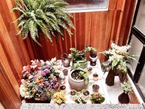 a table with flowers and vases on it at Aton Plaza Hotel in Goiânia